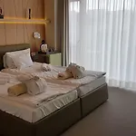 Zena Beauty & Shopping Center Hotel