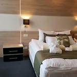Zena Beauty & Shopping Center Hotel 4*