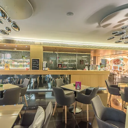 美容与购物中心泽纳酒店 4*