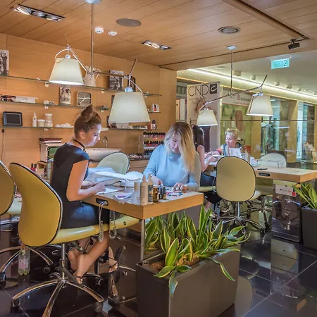 Zena Beauty & Shopping Center Хевиз