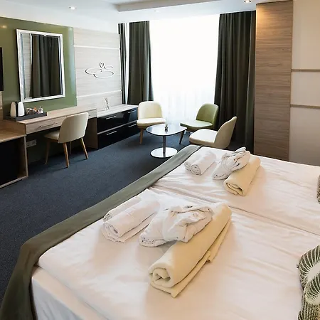 Zena Beauty & Shopping Center 4* Hévíz