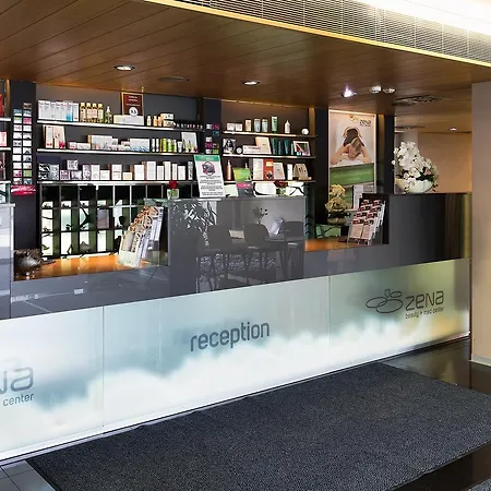 美容与购物中心泽纳酒店 4*