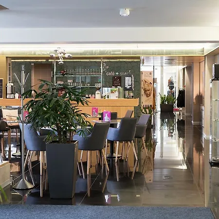 酒店 美容与购物中心泽纳酒店