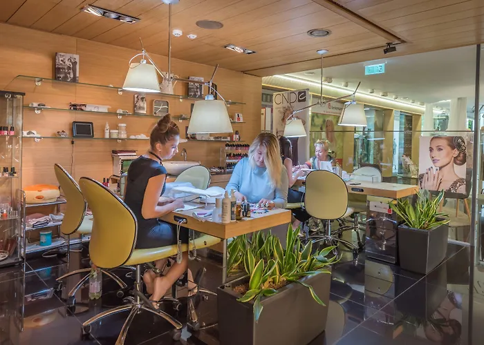 Zena Beauty & Shopping Center ヘーヴィーズ